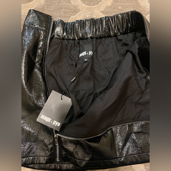Black shiny mags & pye skirt size medium - Picture 3 of 3
